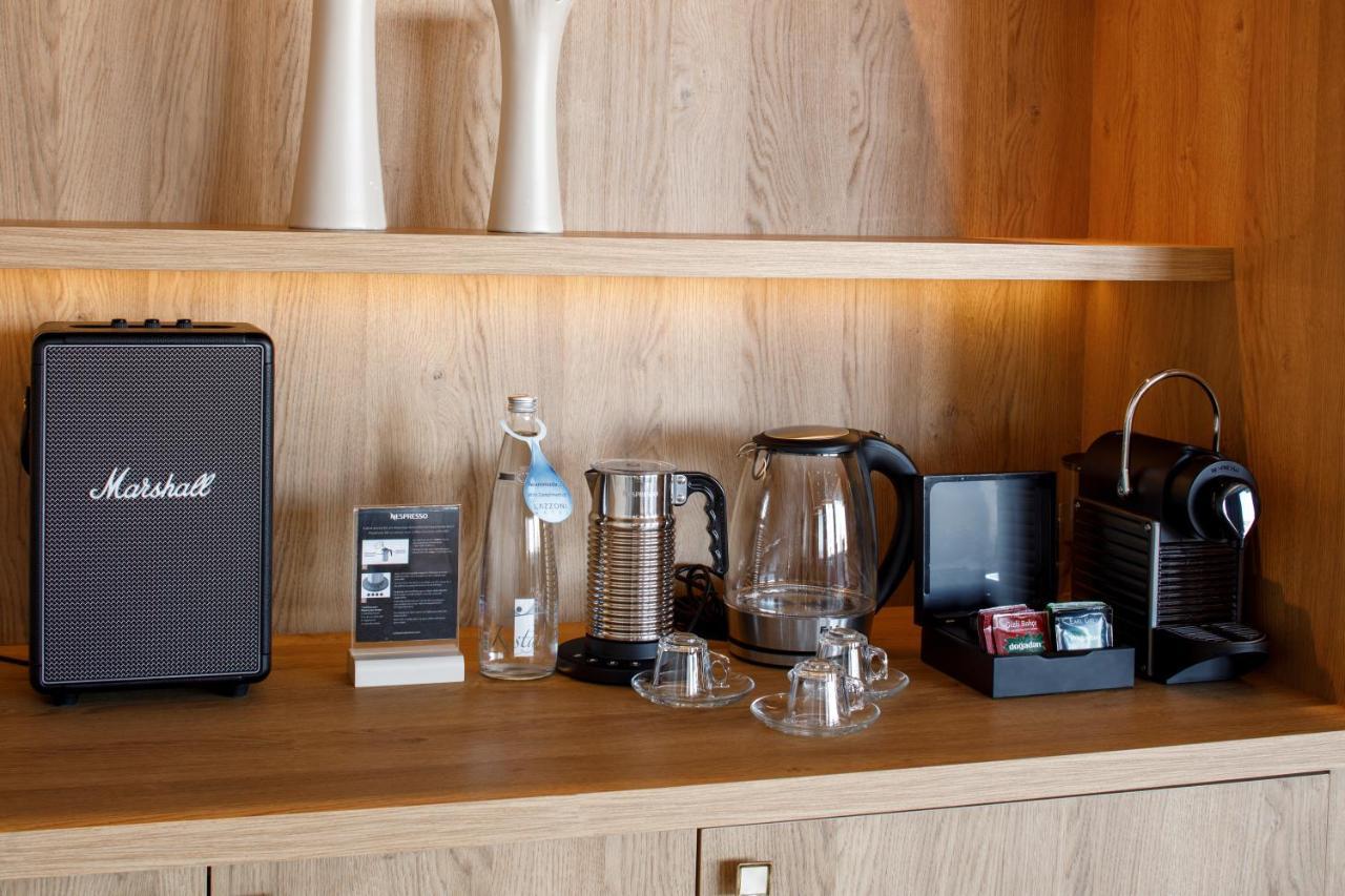 라조니 호텔 이스탄불 외부 사진 A Nespresso machine in a hotel room