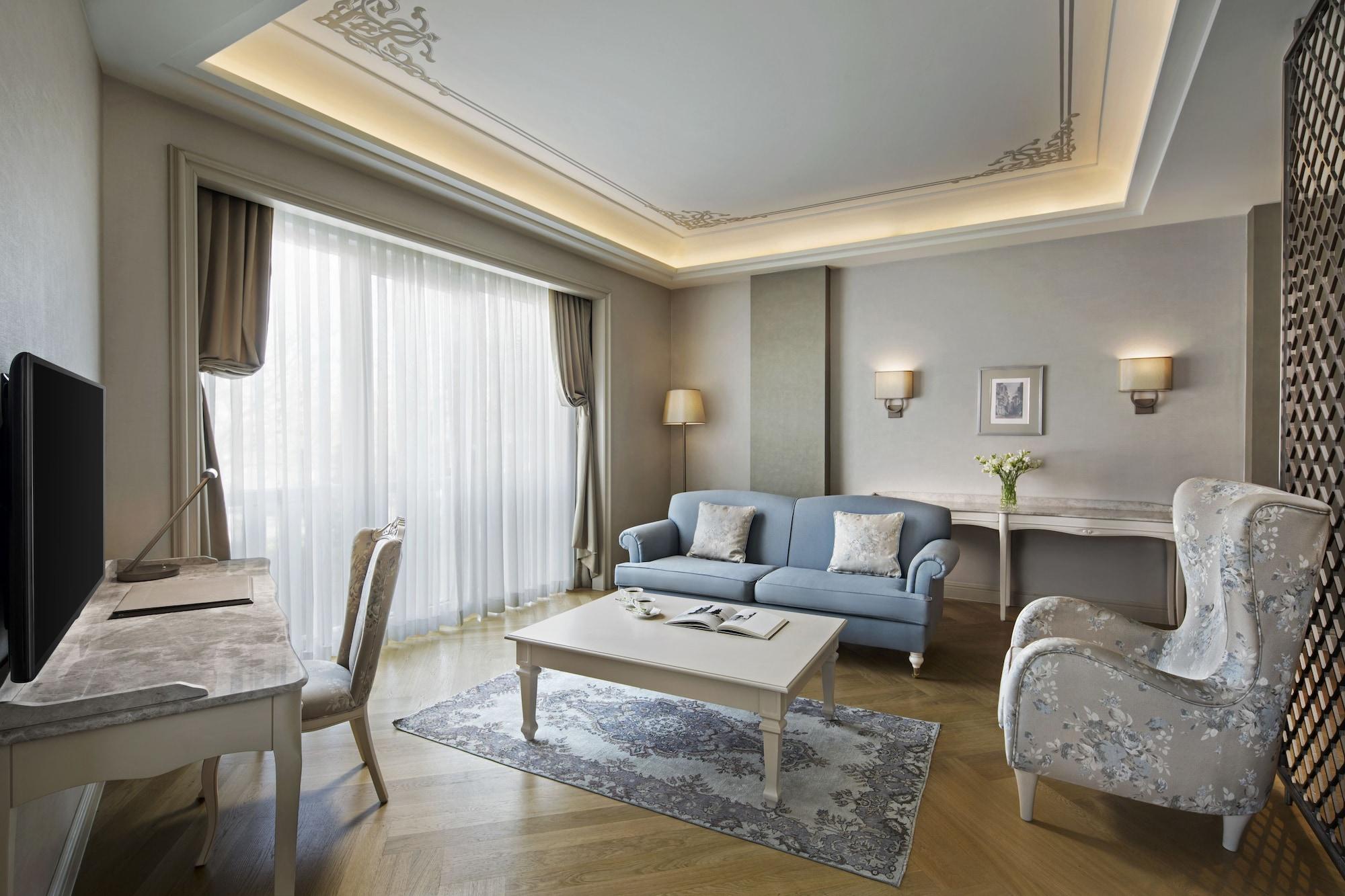 라조니 호텔 이스탄불 외부 사진 A living room at the hotel