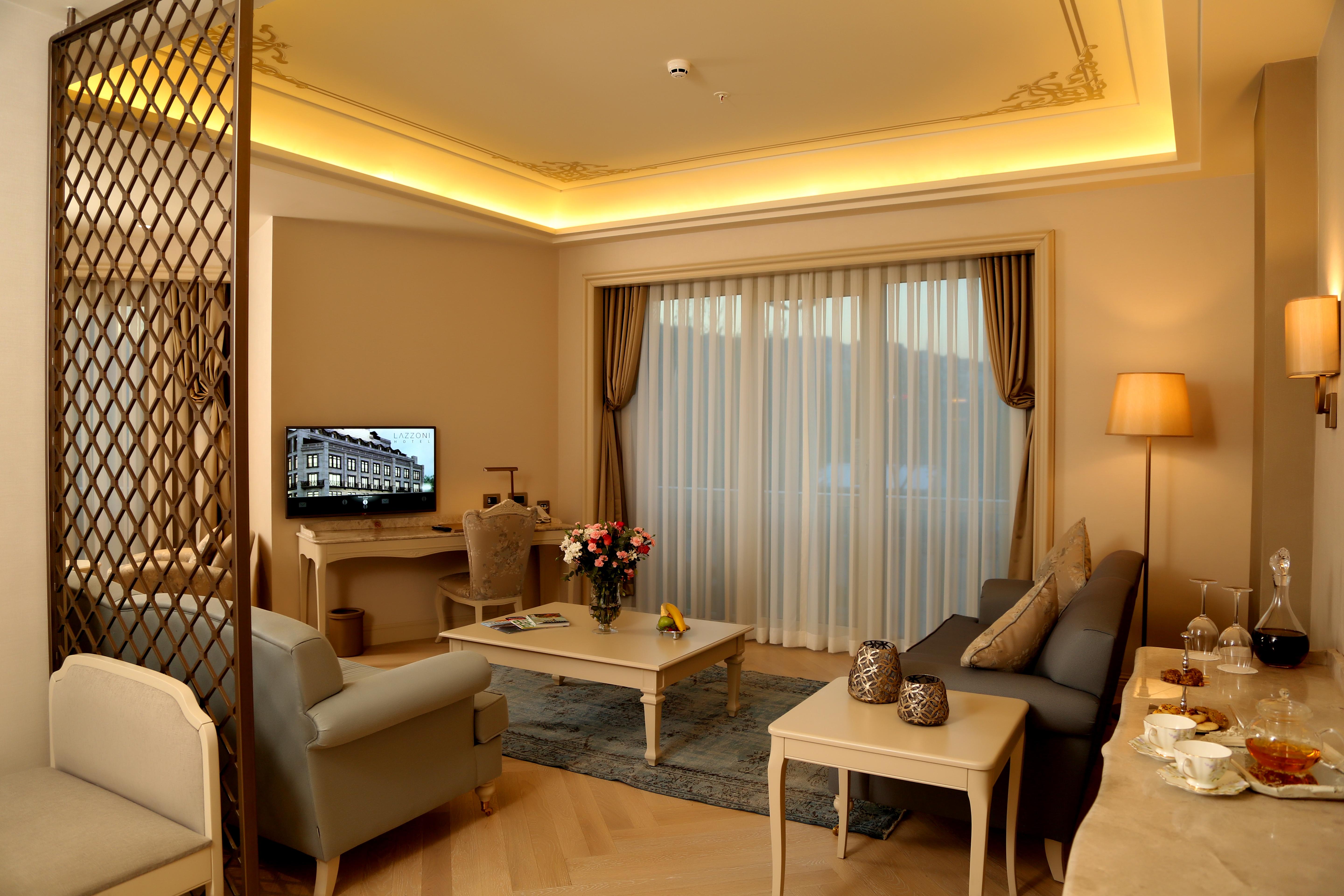 라조니 호텔 이스탄불 외부 사진 A living room in a suite at the hotel