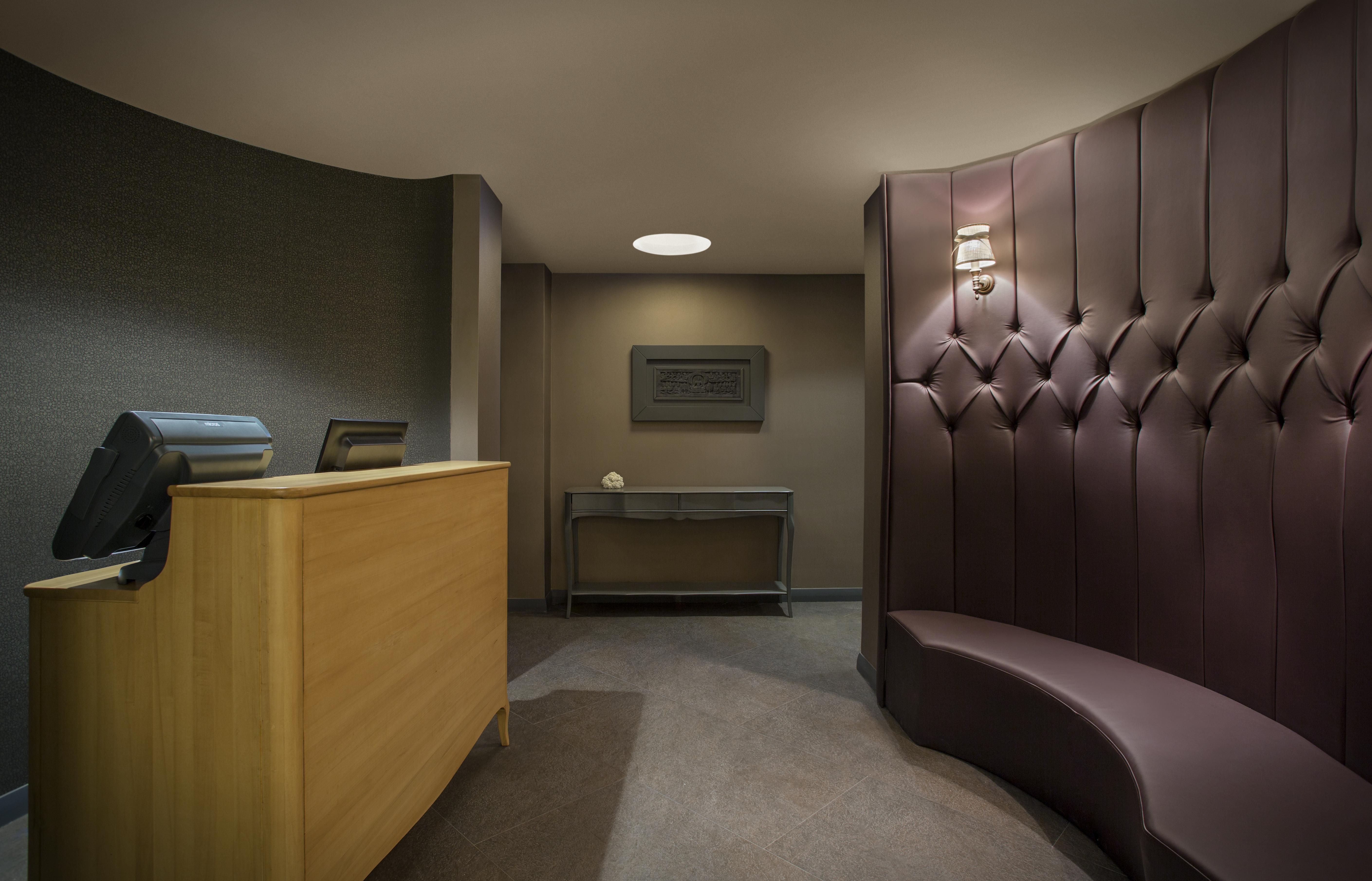 라조니 호텔 이스탄불 외부 사진 The reception area of the lounge
