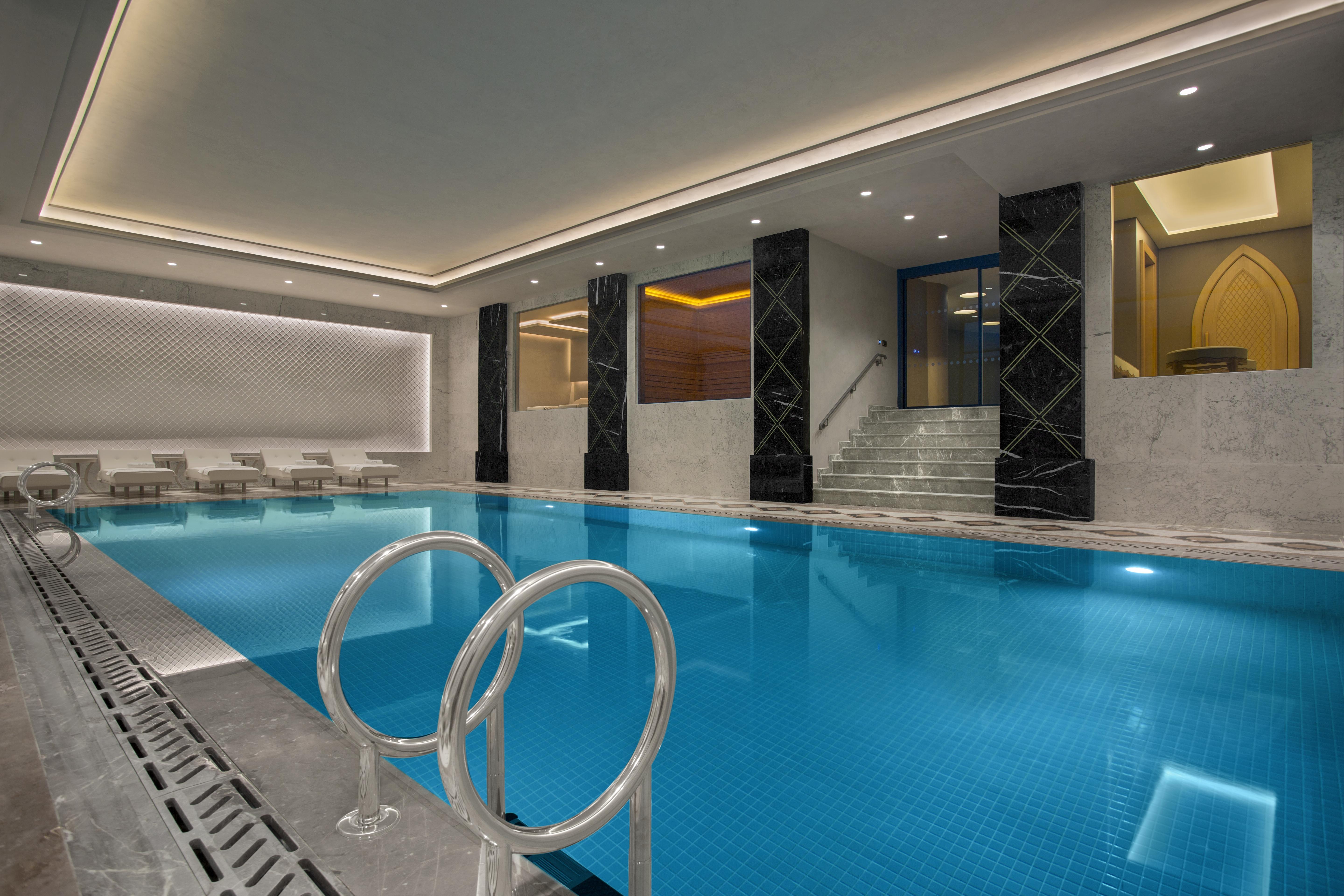 라조니 호텔 이스탄불 외부 사진 The pool at the hotel
