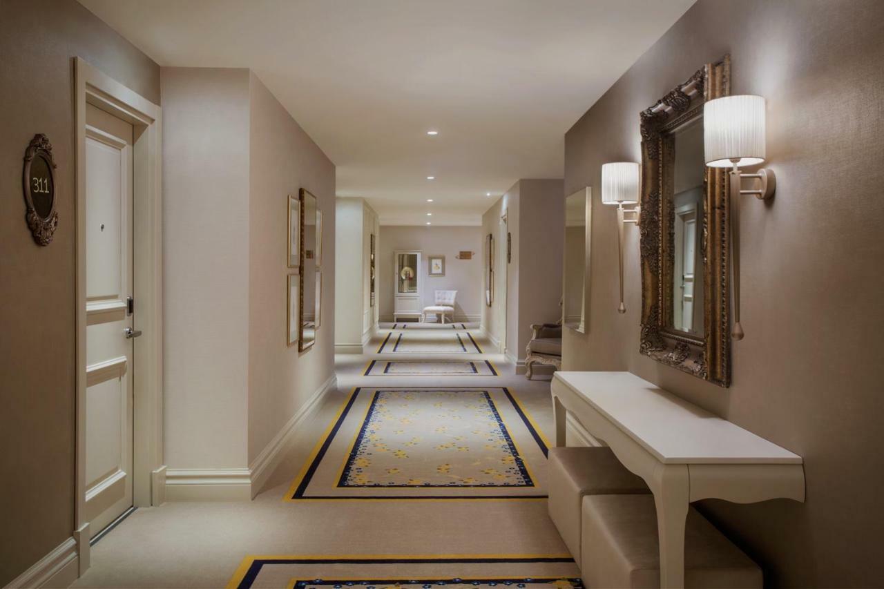 라조니 호텔 이스탄불 외부 사진 A corridor at the Four Seasons Hotel, London