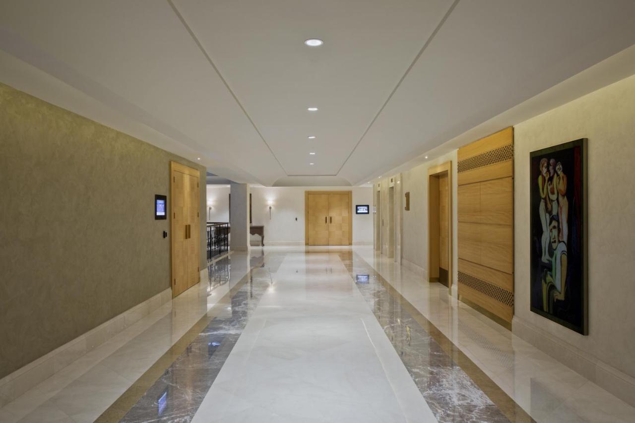 라조니 호텔 이스탄불 외부 사진 A corridor at the hotel